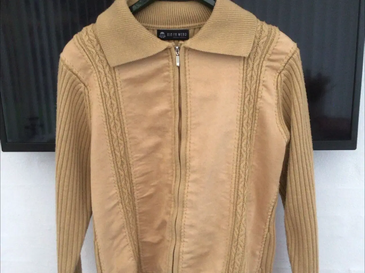 Billede 1 - Trøj med ruskind foran str.40