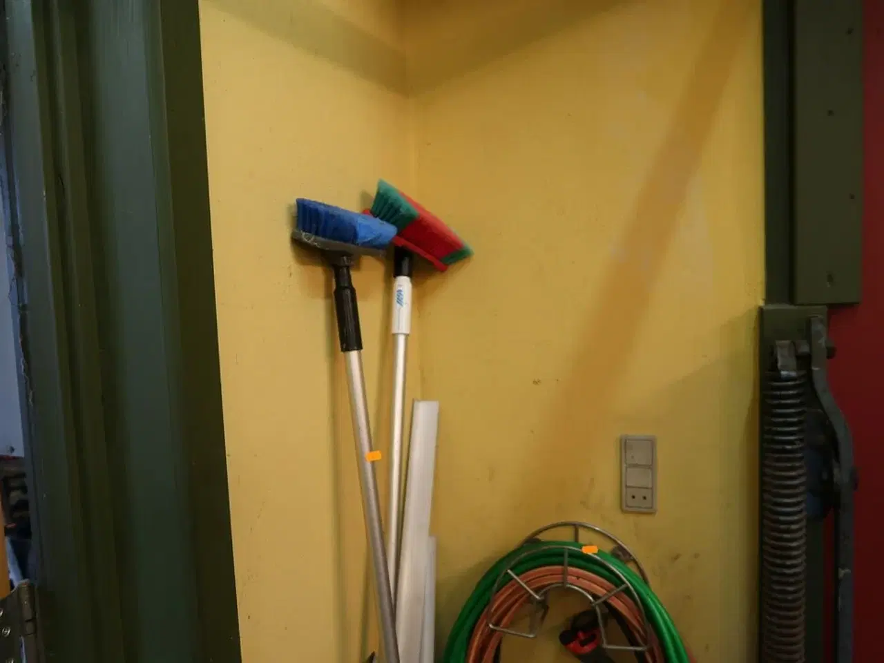 Billede 4 - Koste, vandslange m.m.