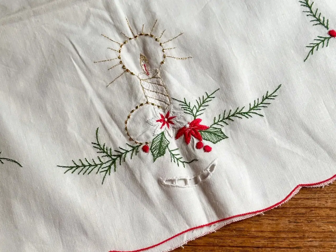 Billede 4 - Hvid bordløber, broderet, 88 x 38 cm