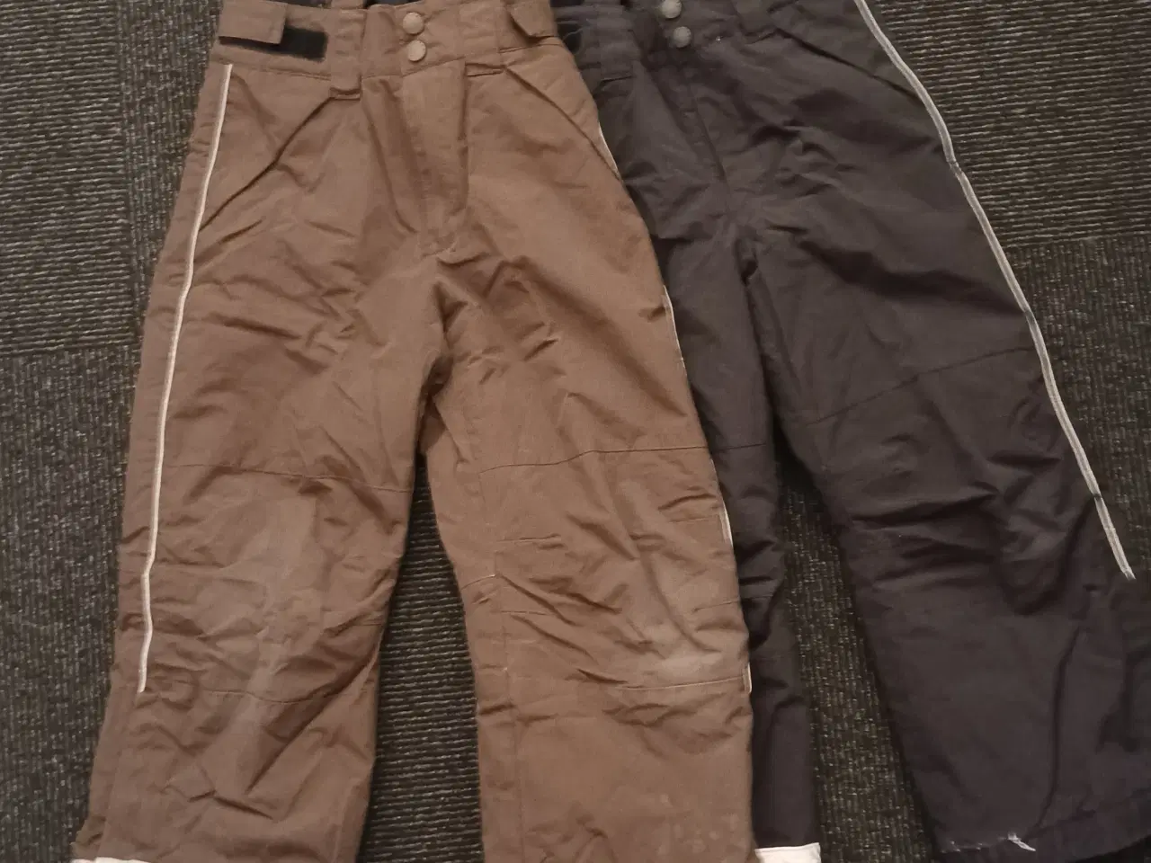 Billede 2 - Velholdte overtræksbukser sælges