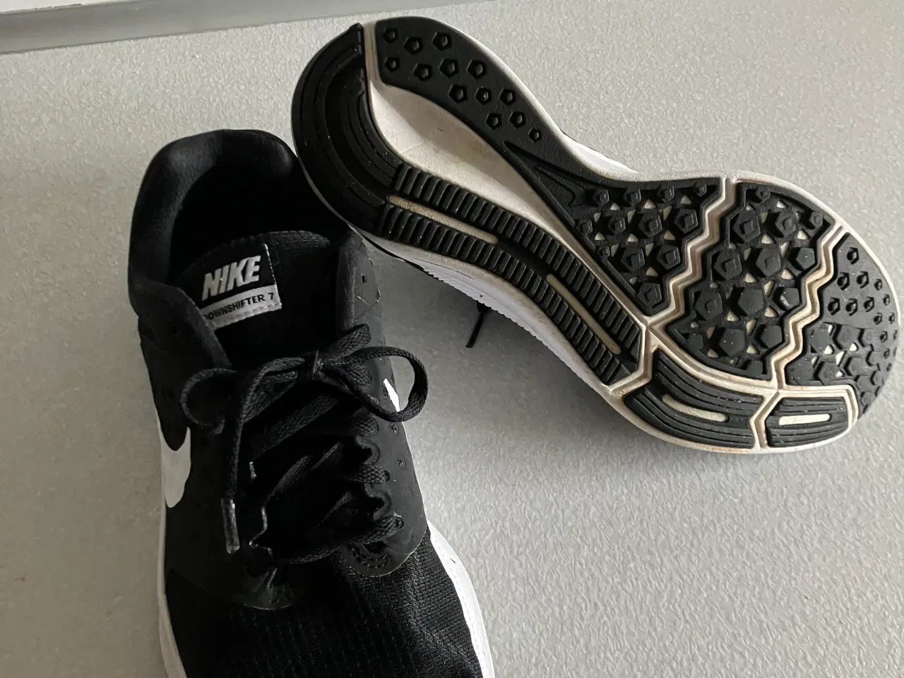 Billede 4 - Et par flotte Nike Downshifter 7 sportssko i sort 