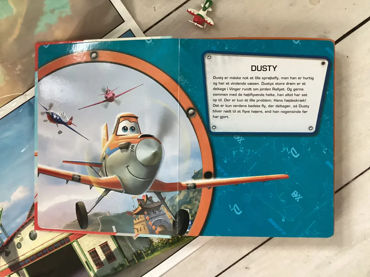 Billede 3 - Disney bog “Flyvemaskiner” med legeplade og flyver