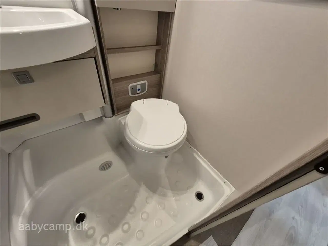 Billede 17 - 2023 - Bürstner Lineo T690 G   Automatgear. solcelle. 2x batterier. inverter. maxfann. Fyldegas. kompressor køleskab. Avara alarm system. anhængertræk. elektrisk indgangstrin.