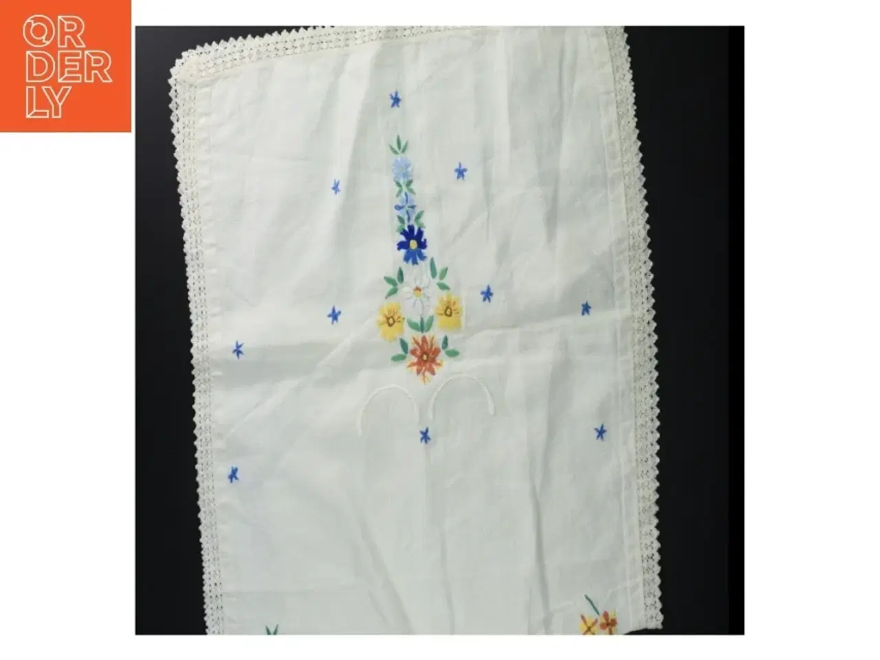 Billede 1 - Broderet dug/bordløber med hæklet kant (str. 40 x 90 cm)