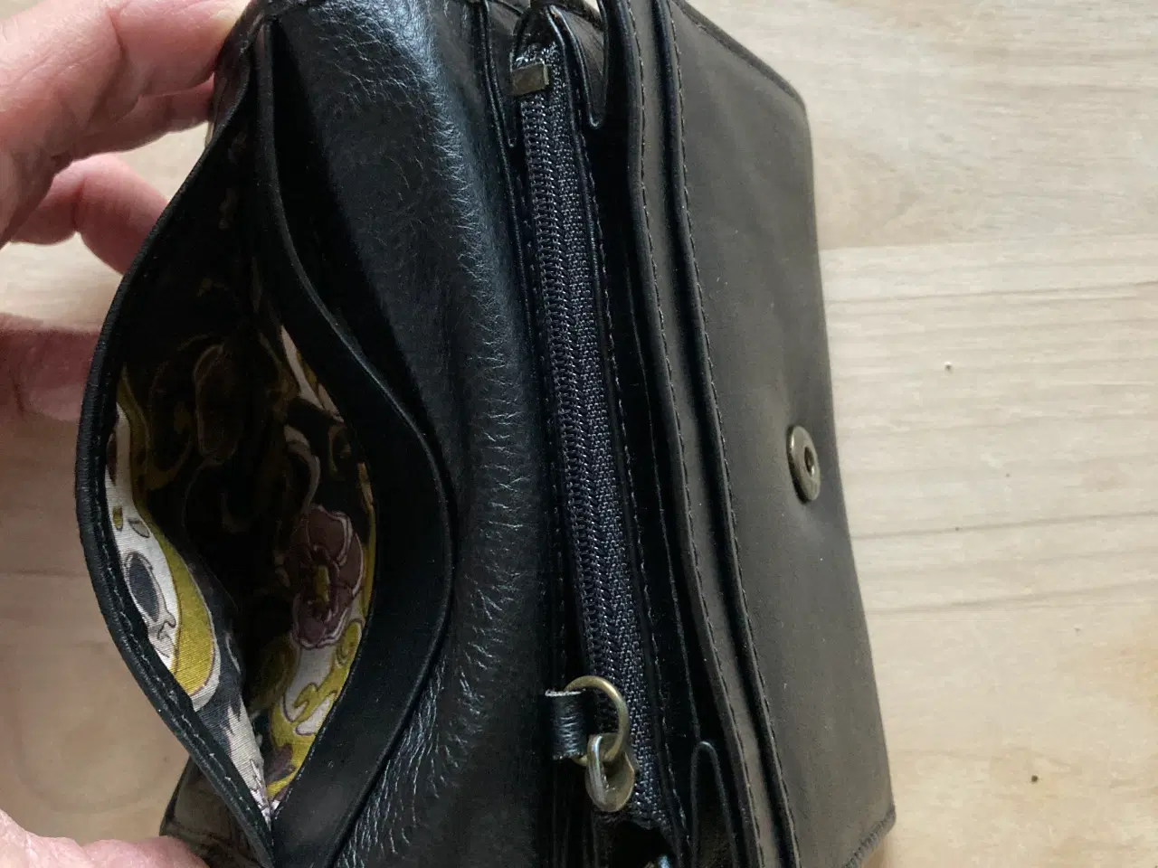Billede 7 - Flot lille damepung i sort skind