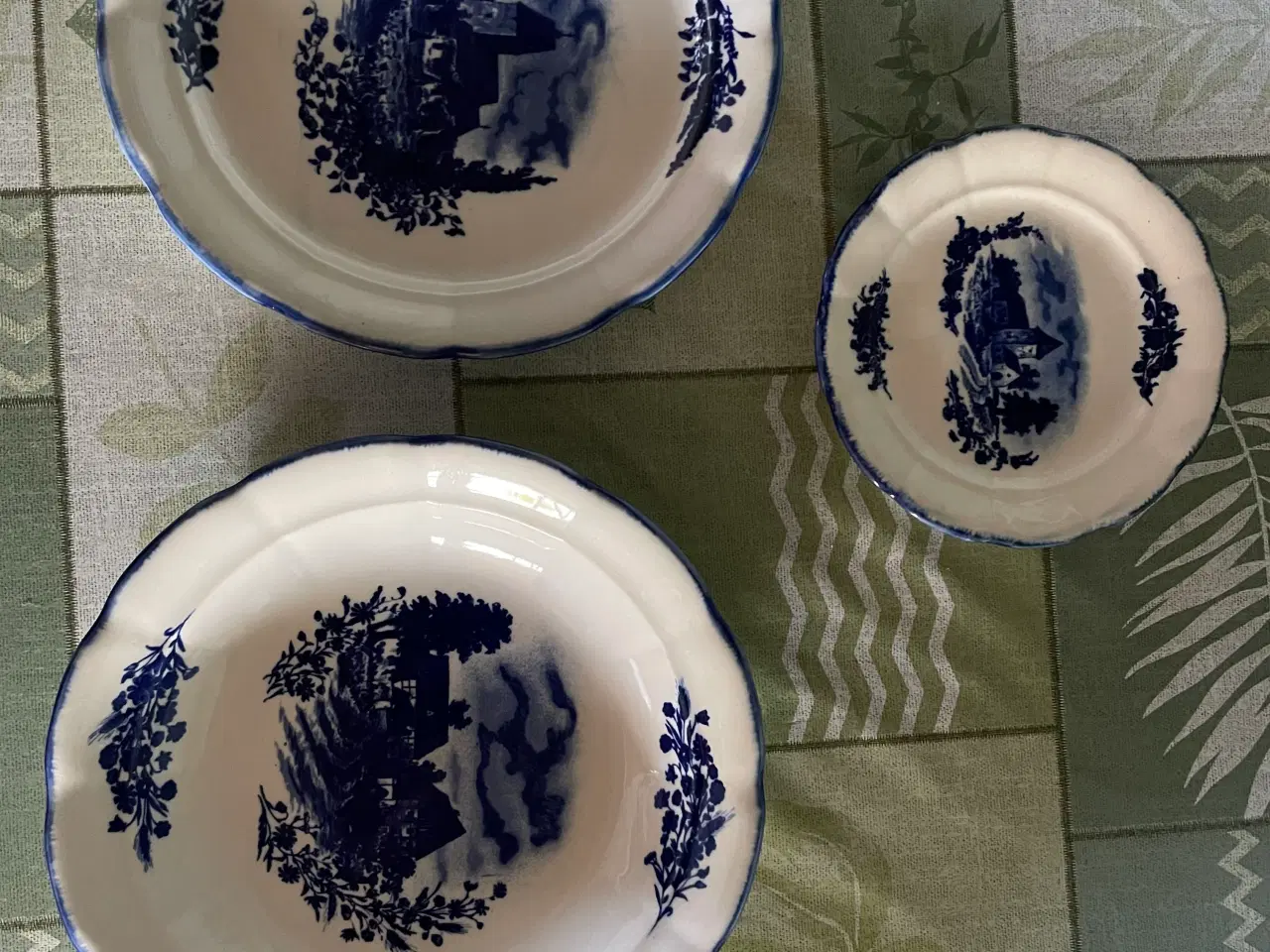 Billede 9 - Steingut spisestel, fade, sovseskåle m.m.