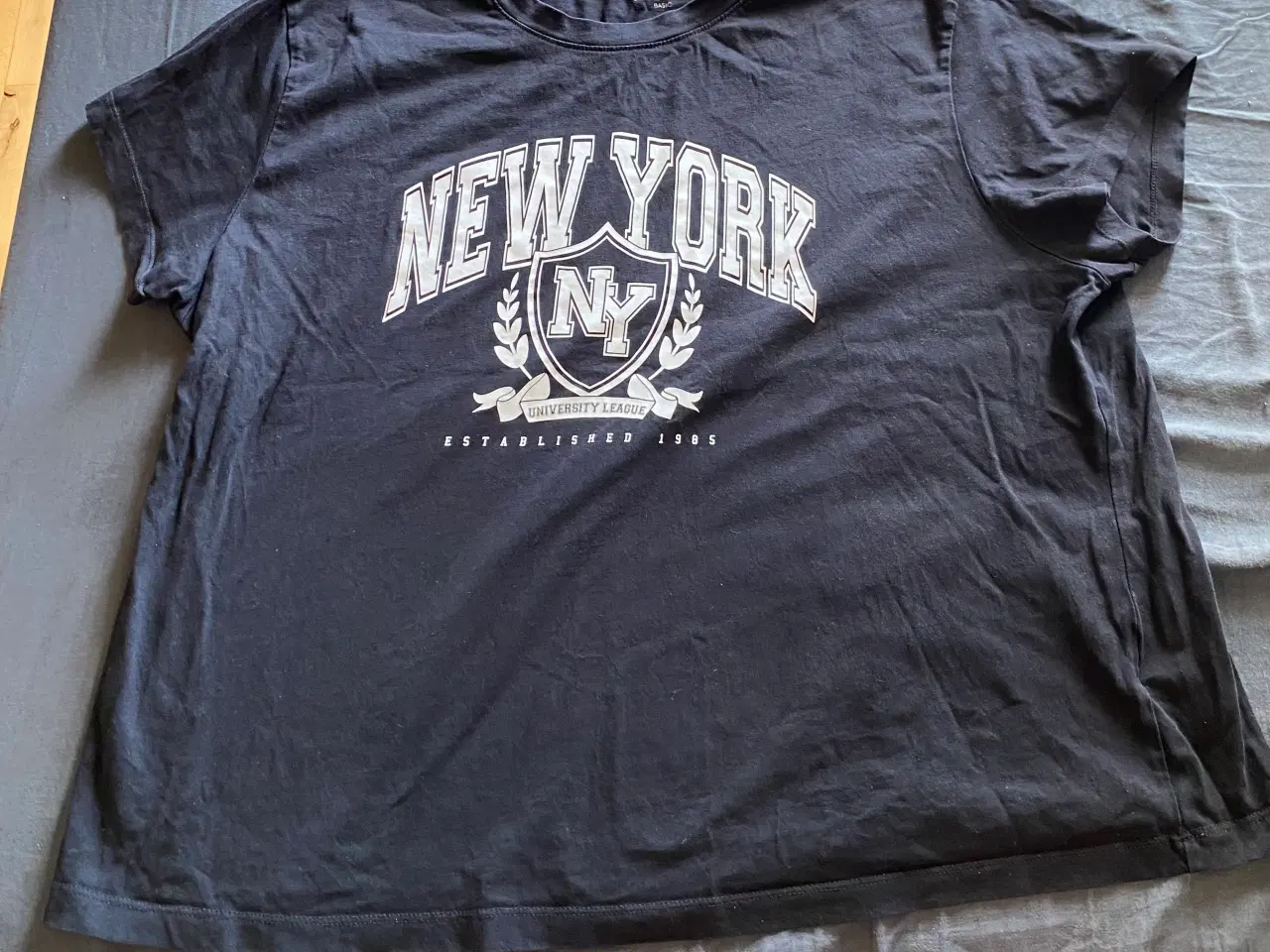 Billede 1 - T-shirt i sort med motiv