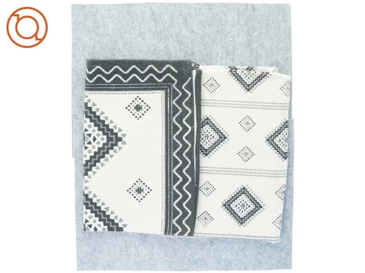 Billede 4 - Tæpper/løber (2 stk) og pyntepuder (3 stk), måler hhv 93 x 61 og 45 x 45 cm