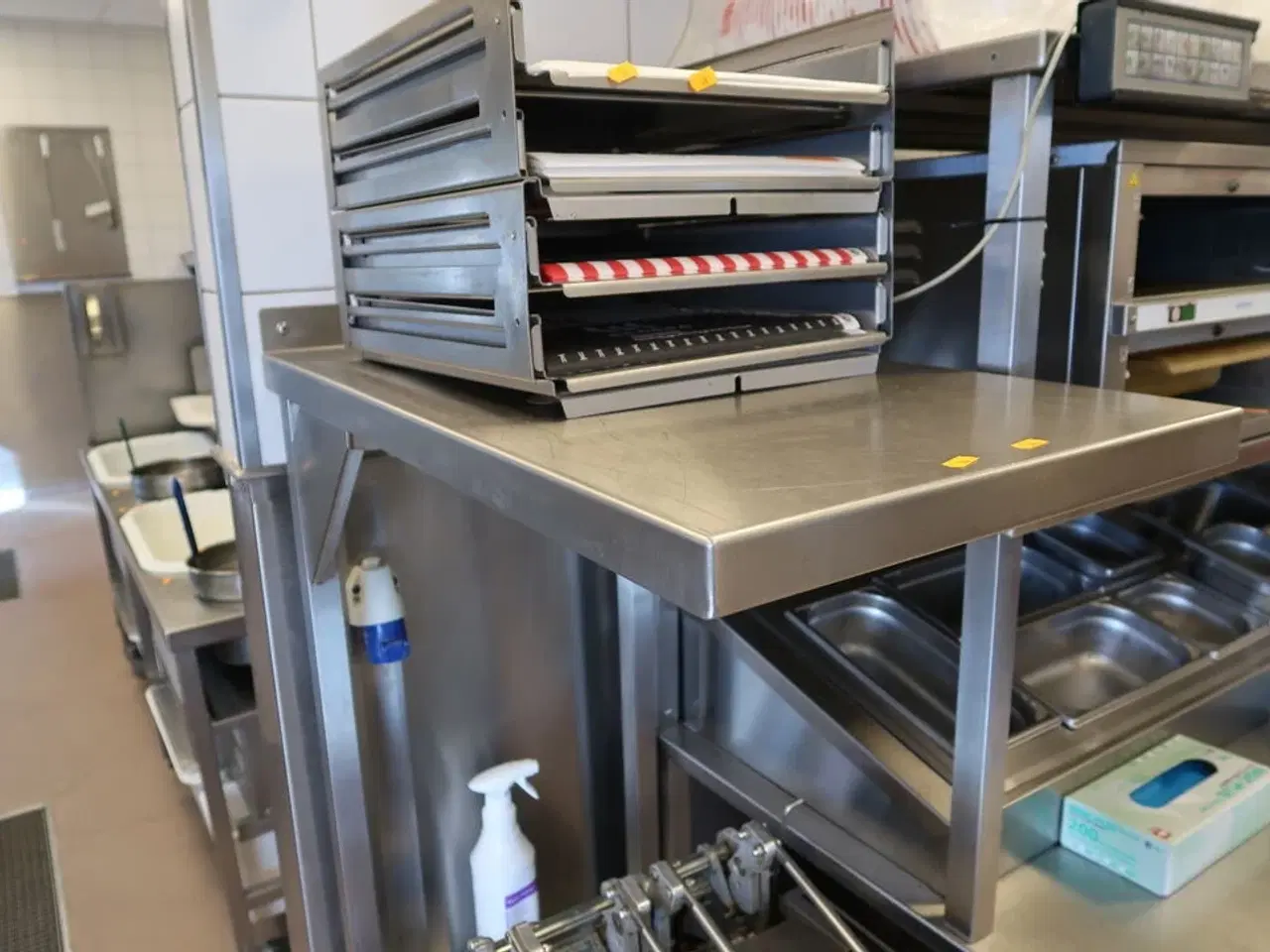 Billede 2 - Rustfri stålbord med indhold (uden paninigrill)