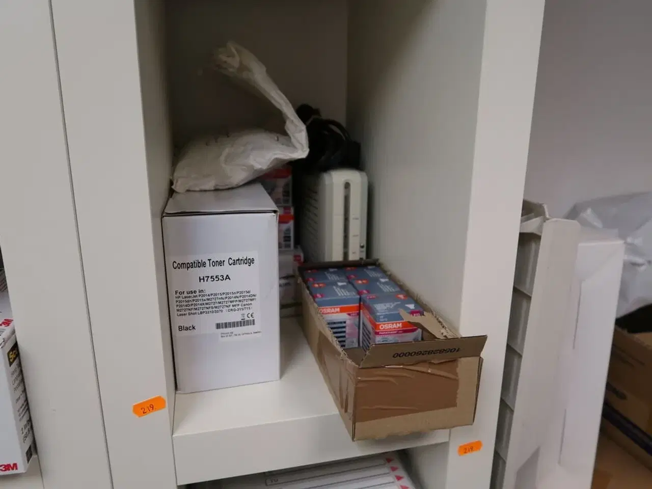 Billede 5 - Reol med div. Kontorartikler m.m.