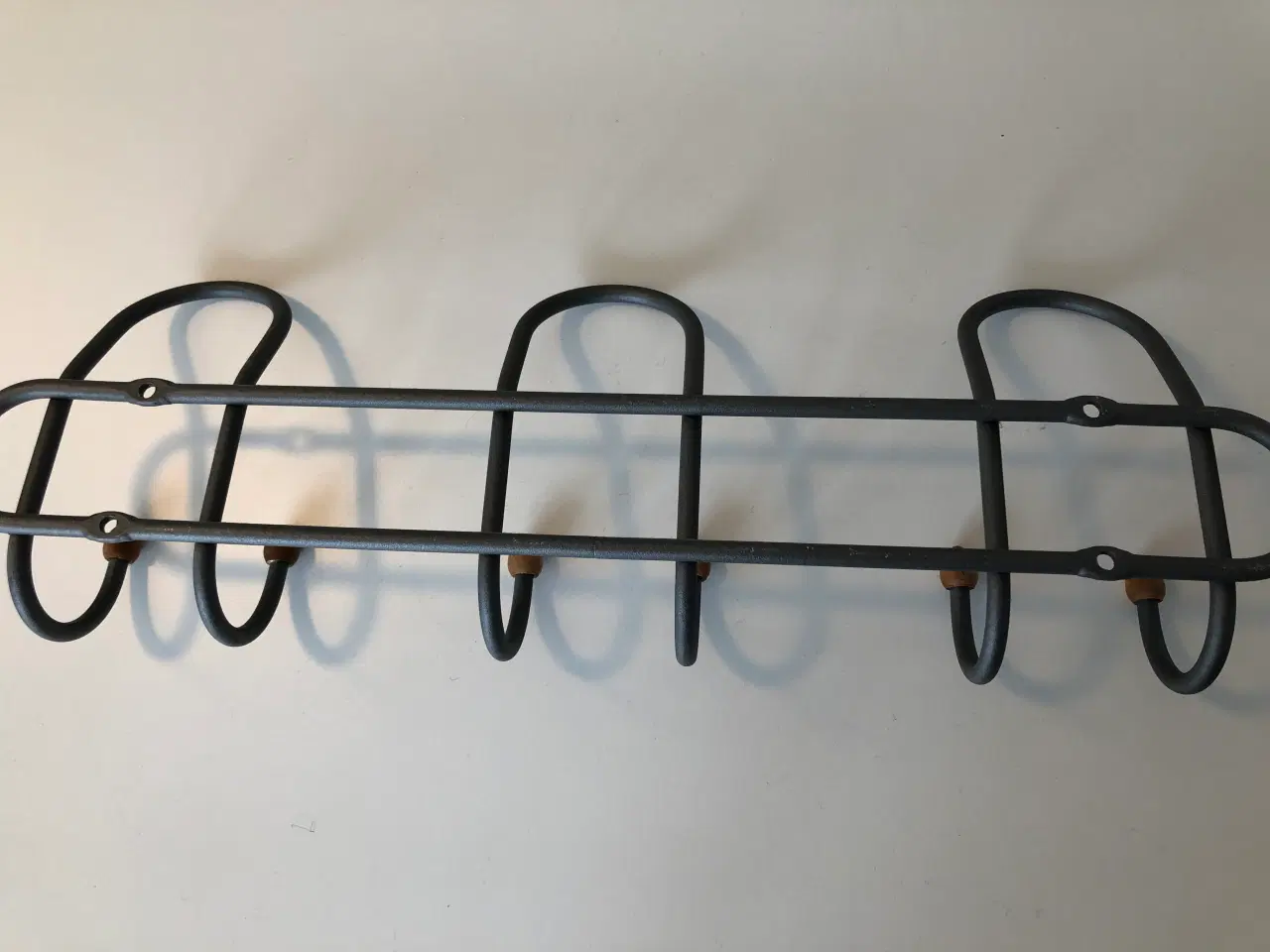 Billede 7 - Knagerække i metal, med "træ-dutter"