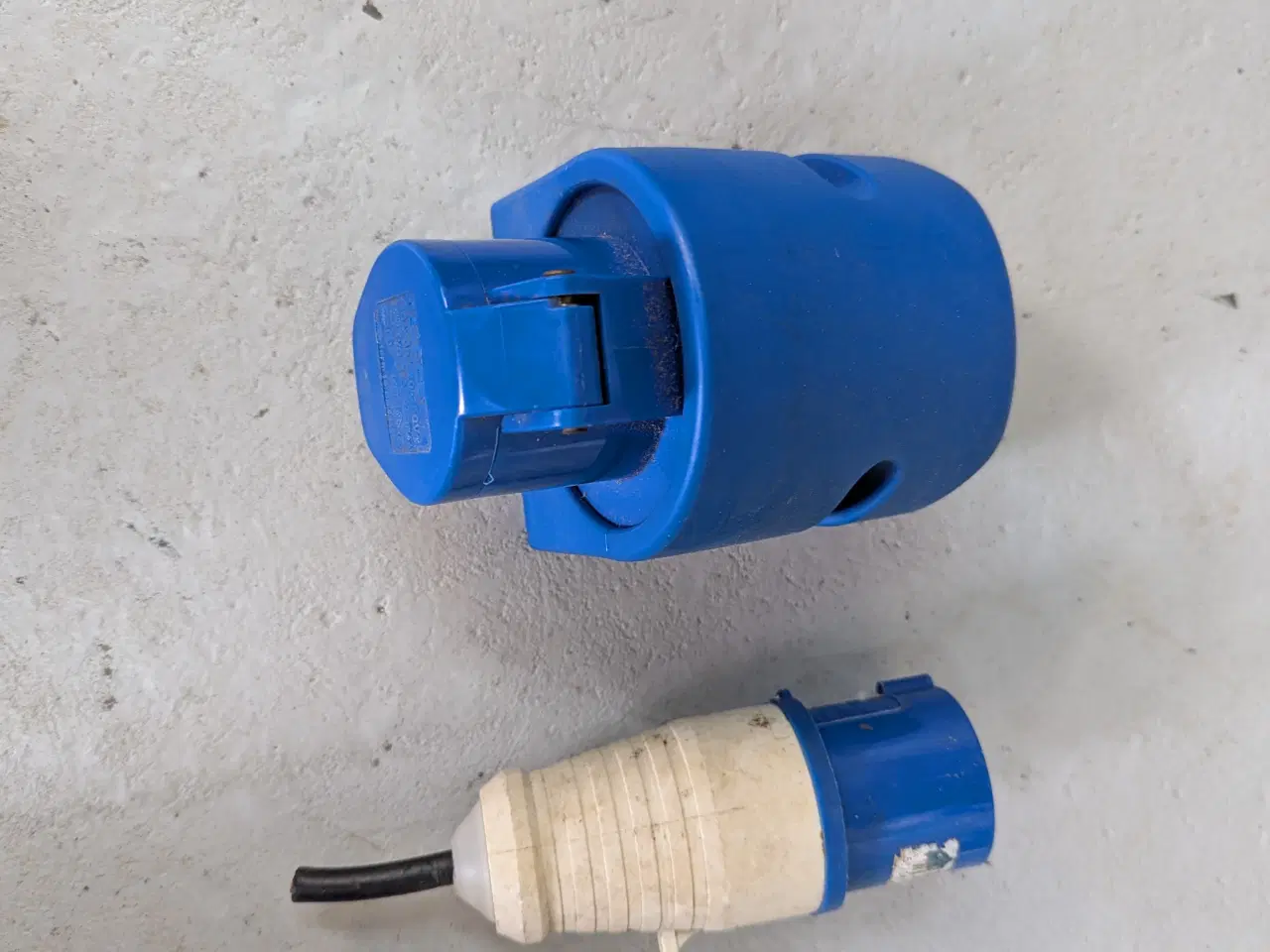 Billede 1 - CEE stikdåse væg 230V med strikprop.