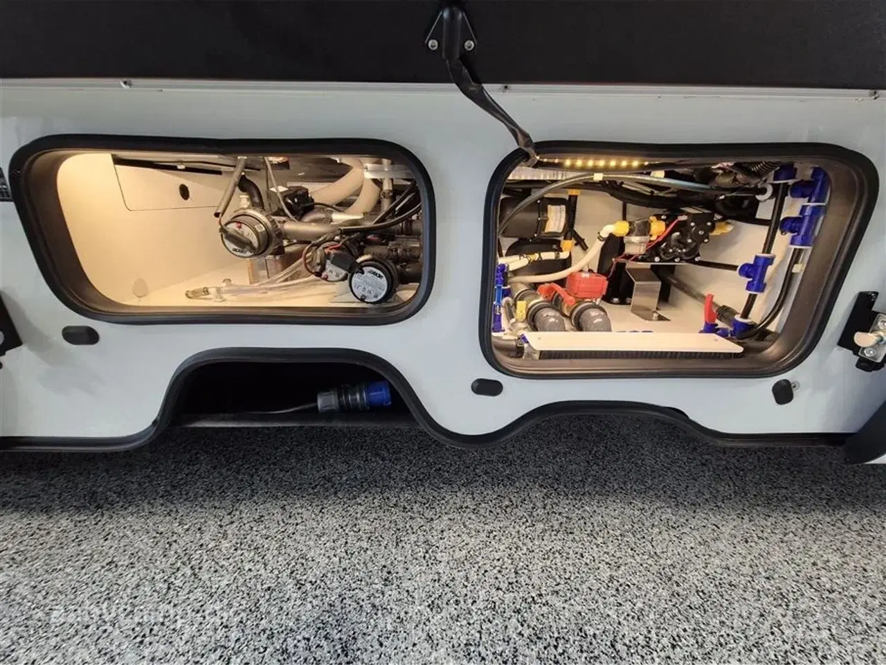 Billede 41 - 2025 - Niesmann+Bischoff Arto 78   solceller. 3x150 Ah lithium batterier. 3000w inverter. Elektrisk markise. Udv. gas/vand. Helårsdæk. 2x TV. Duo control. luft undervogn. Hydrauliske støtteben.