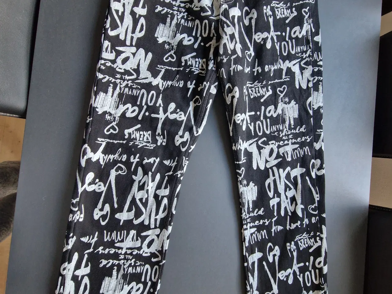 Billede 1 - Mønstrede jeans fra Afrika