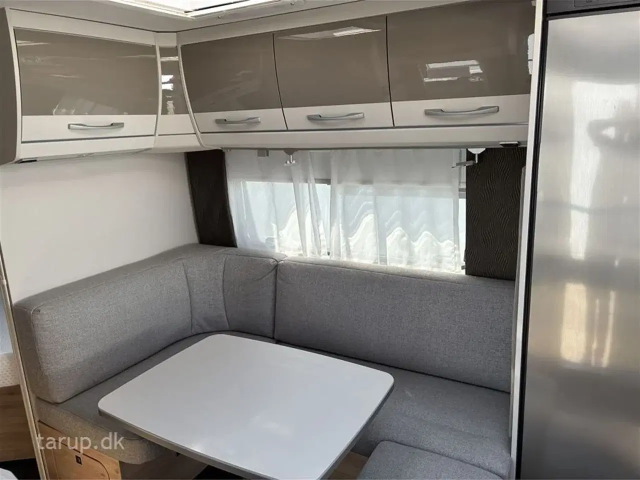 Billede 7 - 2021 - Dethleffs Nomad 490 BLF Mover, Thule markise, dobbeltsengsvogn, side-siddegruppe, frontkøkken, 3-trins el-gulv-varme, stort 142 l . køleskab med fryser