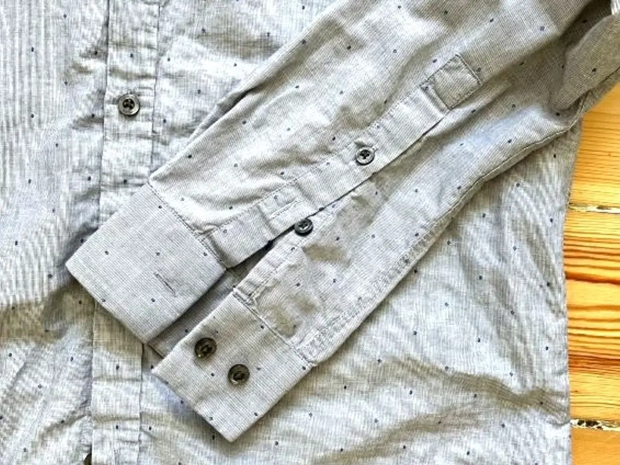 Billede 2 - HUGO skjorte med broderede prikker. Slim fit