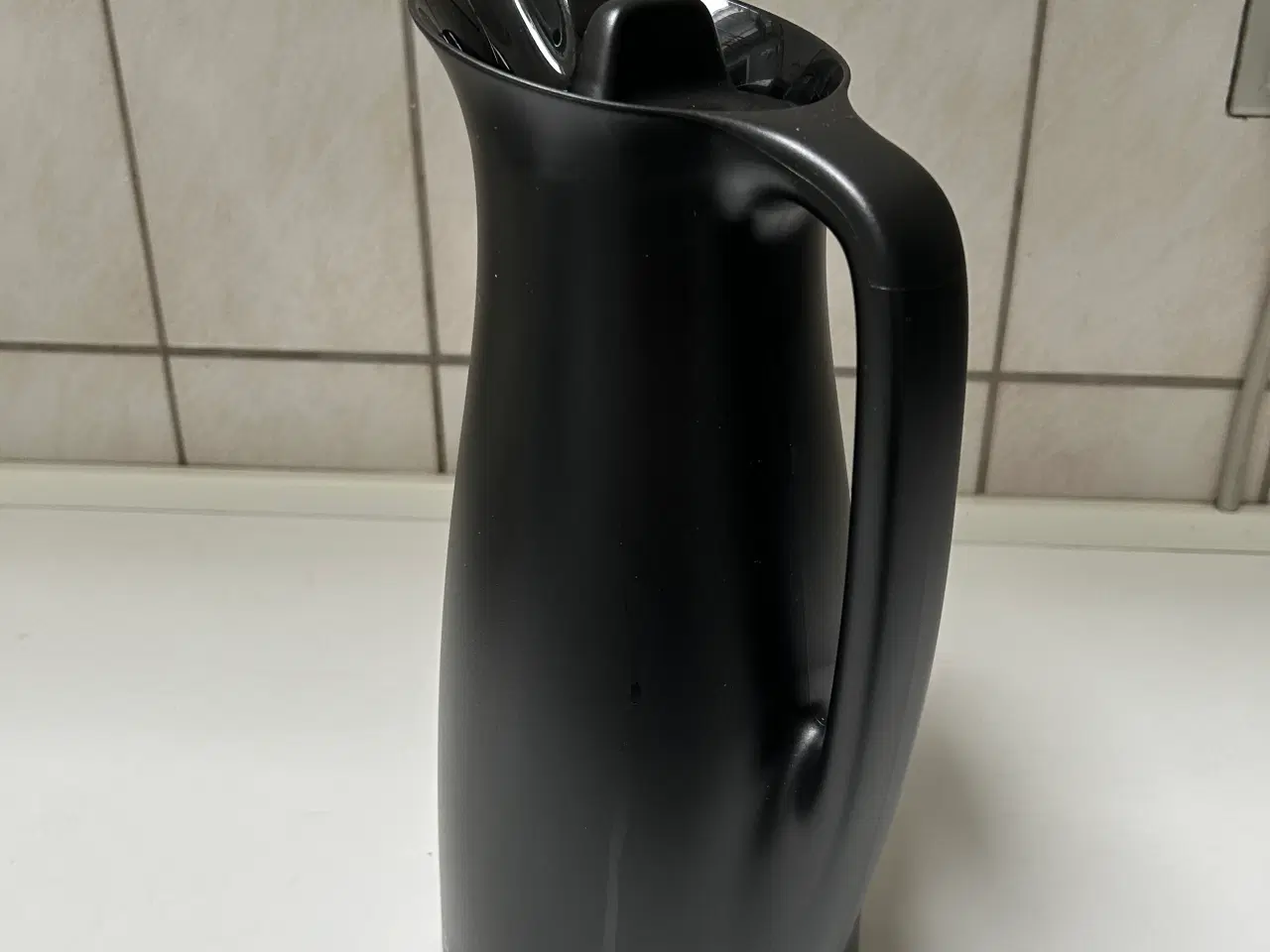 Billede 1 - Tupperware termokande i sort.