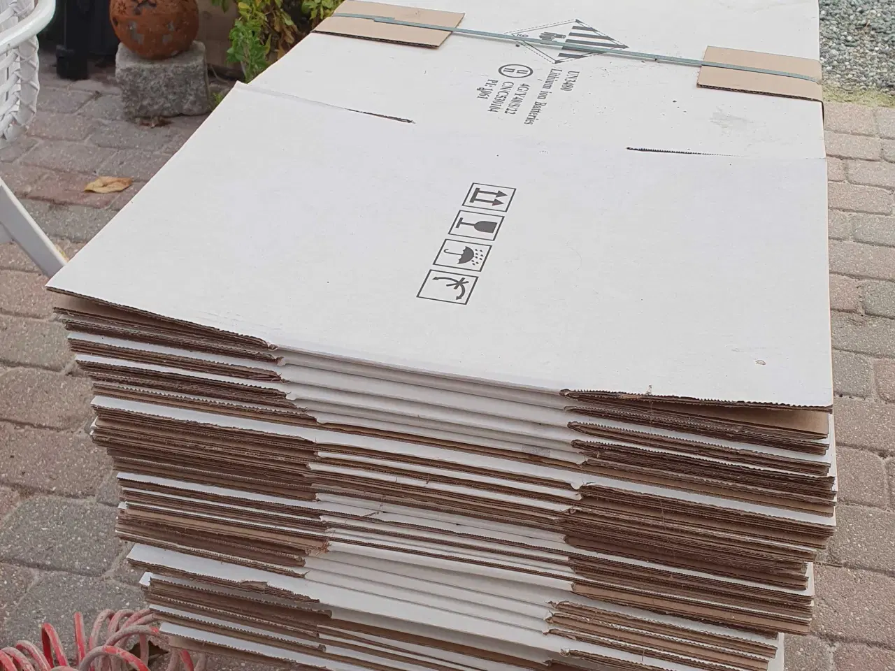 Billede 1 - Papkasser bundtet bortgives