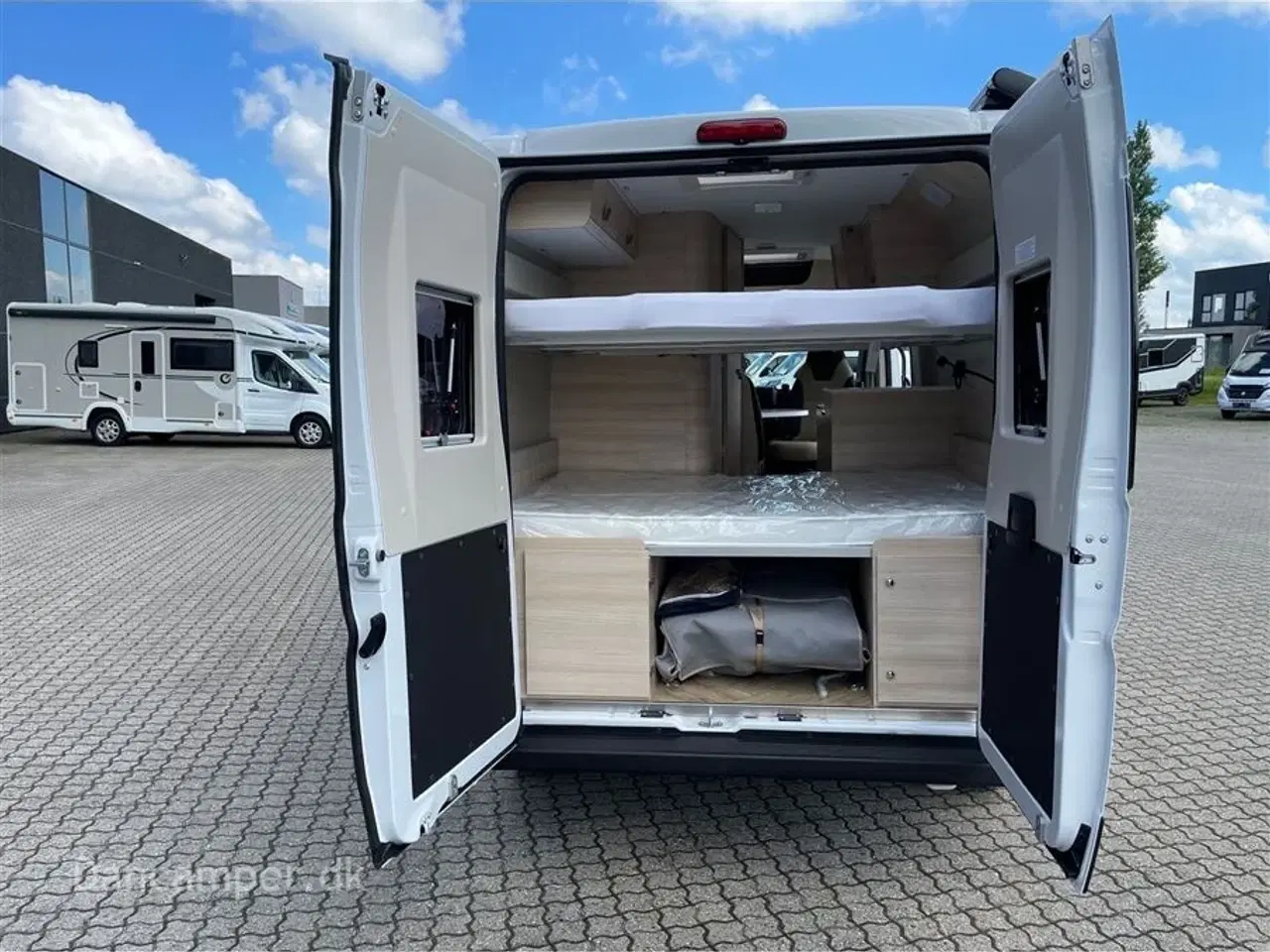 Billede 6 - 2024 - Chausson First Line V594 MAX   Nedsat med kr. 63.000,- Super spændende, kort van med to dobbeltsenge på tværs i køjesystem. 2,2, L motor , 140 HK, solcelle og markise m.m.