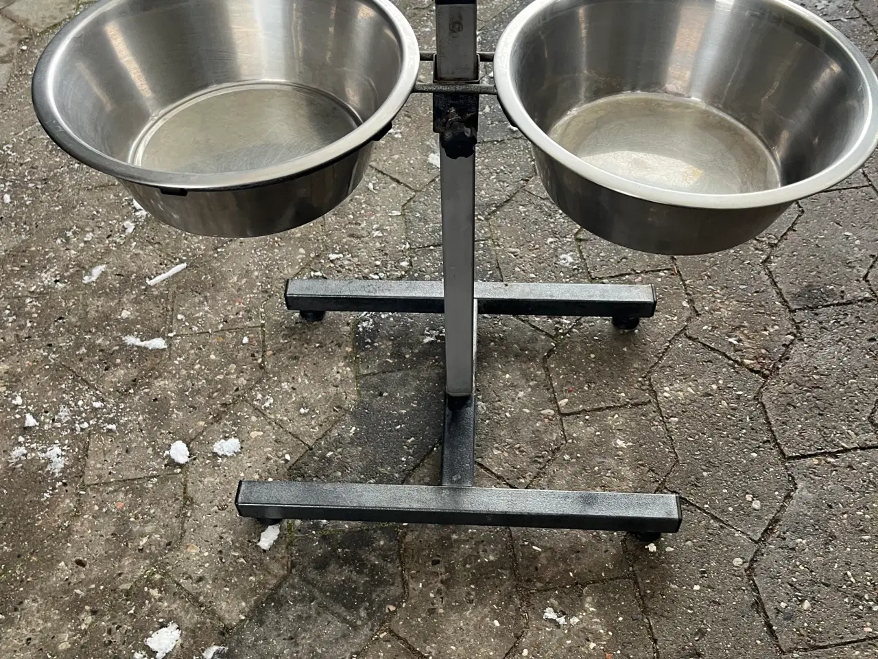 Billede 9 - Billeder, hundeskåle, trækasse, hylde til bad. 