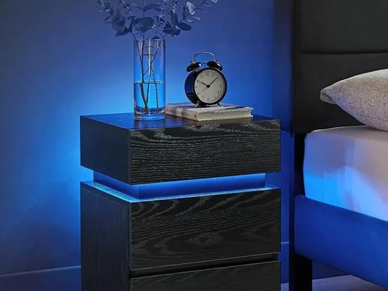Billede 4 - Sengebord med LED lys 3 skuffer, sort træstruktur, 35 × 40 × 55 cm