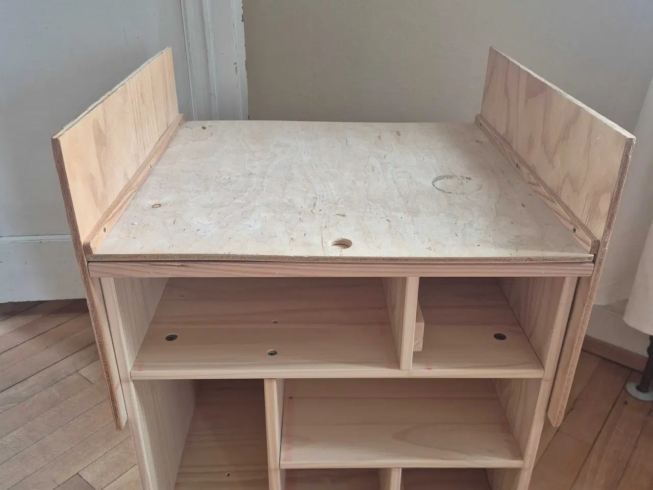 Billede 3 - Kommode med snedker-lavet pusleplads 