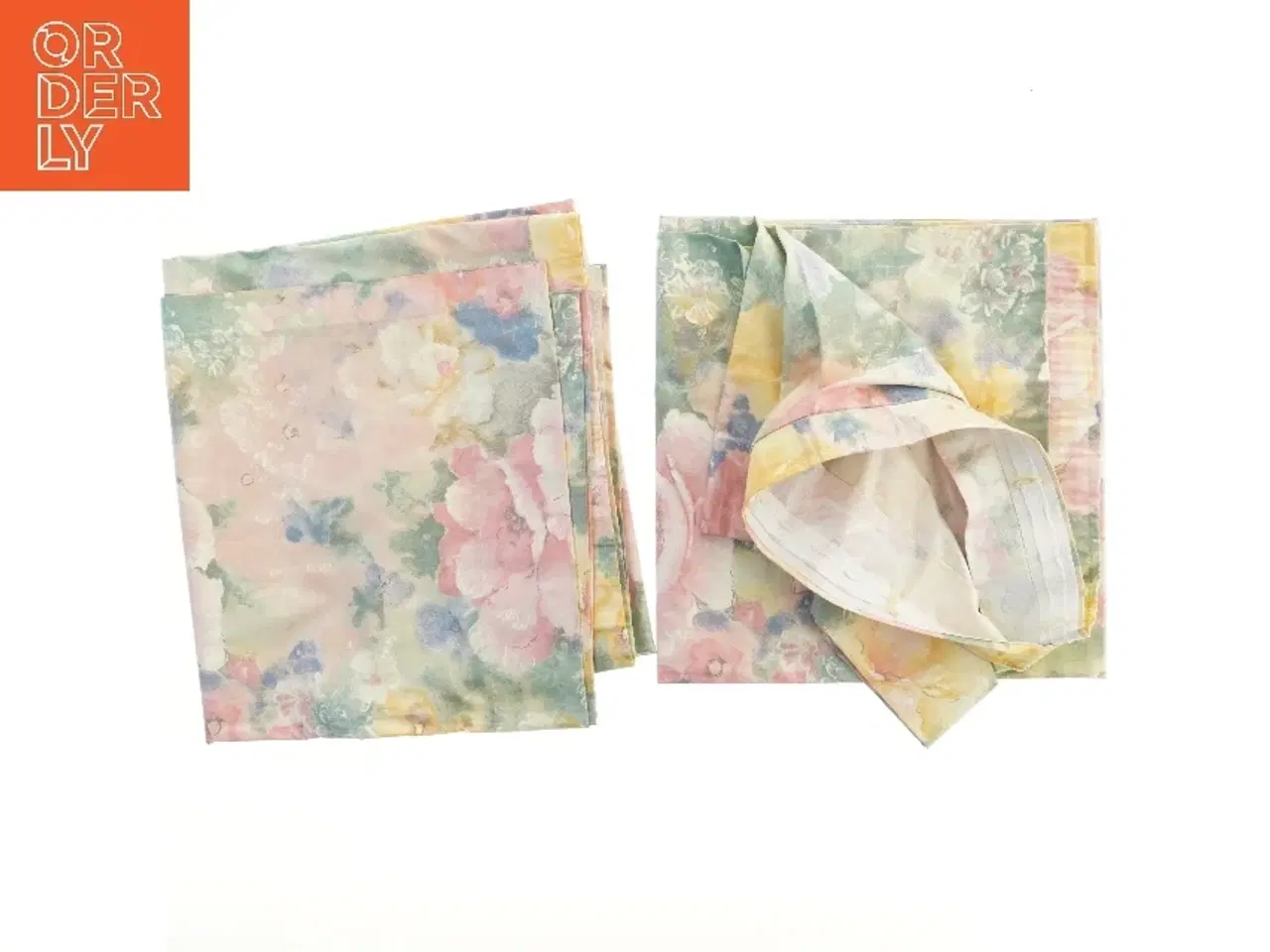 Billede 2 - Ubrugte gardiner i fine pastelfarver med rynkebånd og hægter ( 2 stk 131x136 cm)