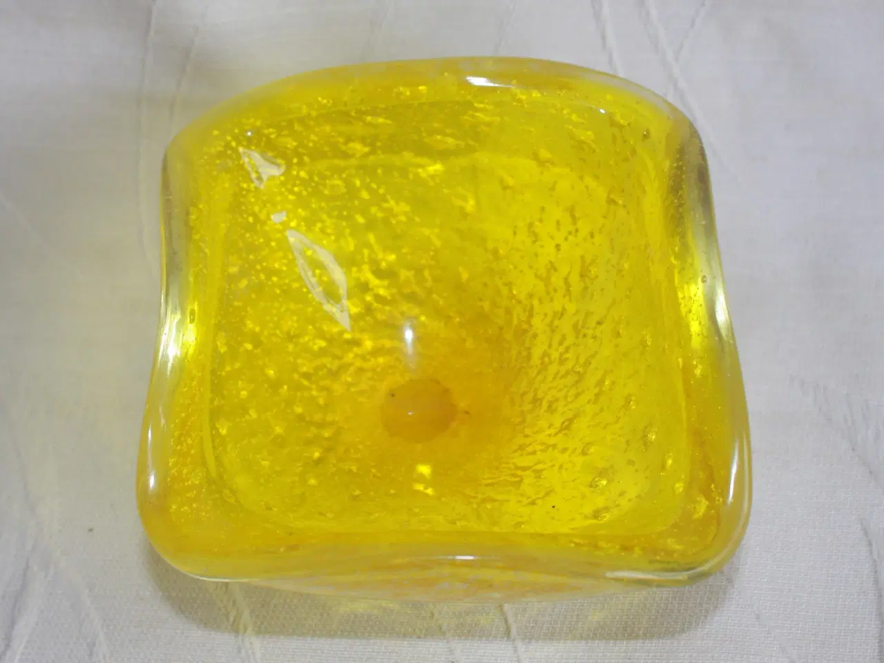 Billede 1 - Lille skål af gult glas