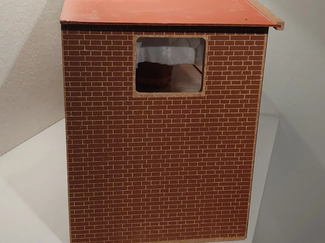 Billede 8 - Ældre velholdt dukkehus med 28 træmøbler