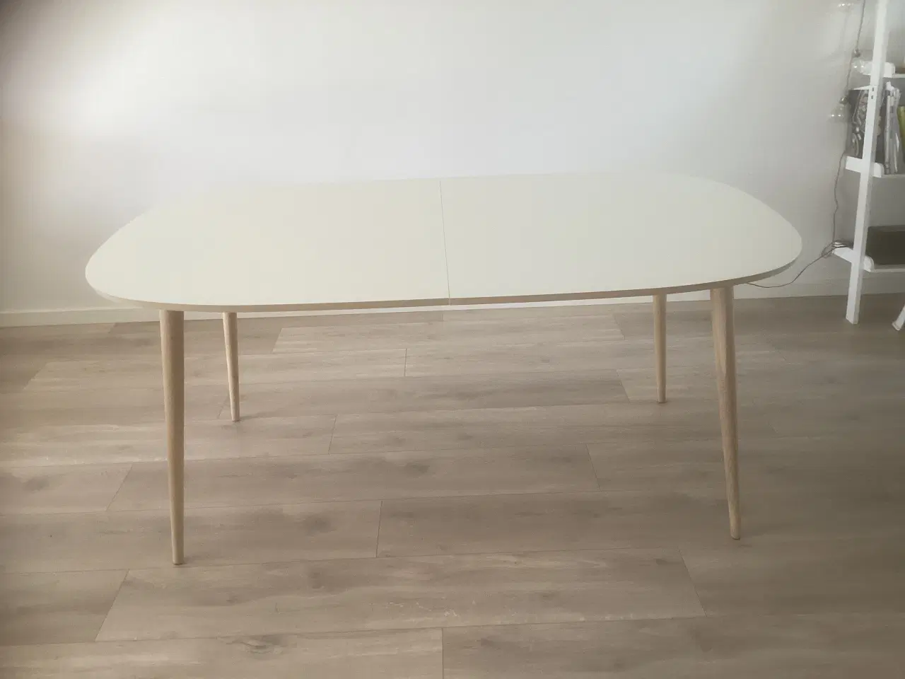 Billede 1 - Spisebord med udtræk hvid/Eg+2 tillægsplader