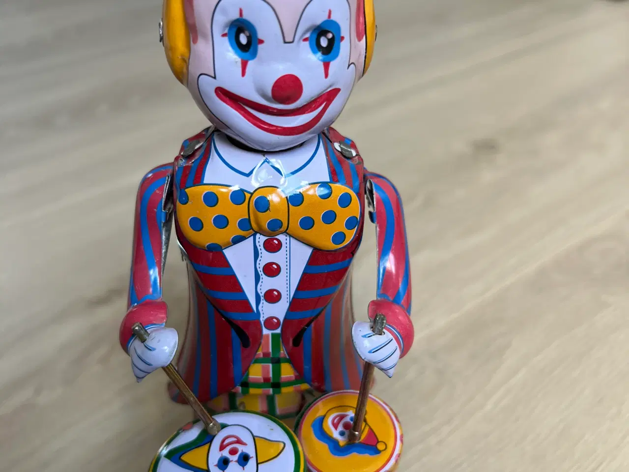 Billede 4 - Klovn med trommer i blik