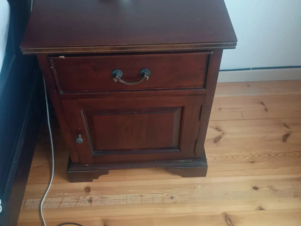 Billede 4 - KVALITETSSENG FRA ILVA MED ELEVATION SAMT NATBORD 