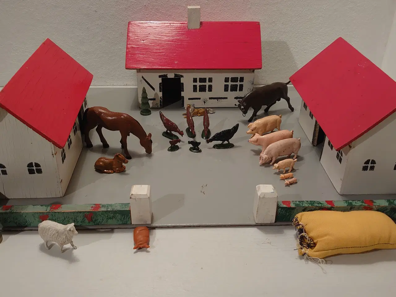 Billede 1 - Reisler træ bondegård m.22 attraktive dele.Ca 1960