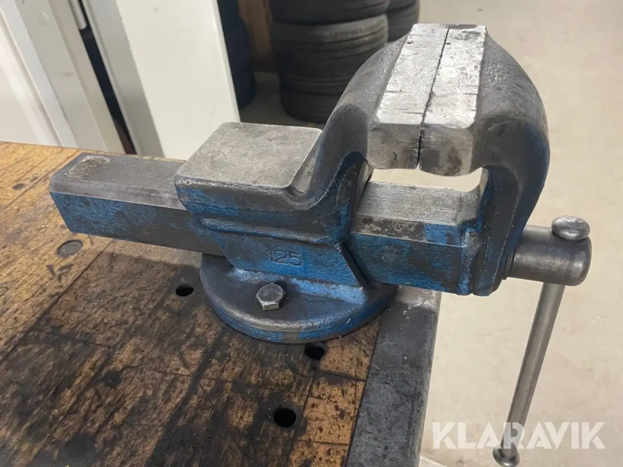 Billede 9 - Arbejdsbord på hjul med skruestik