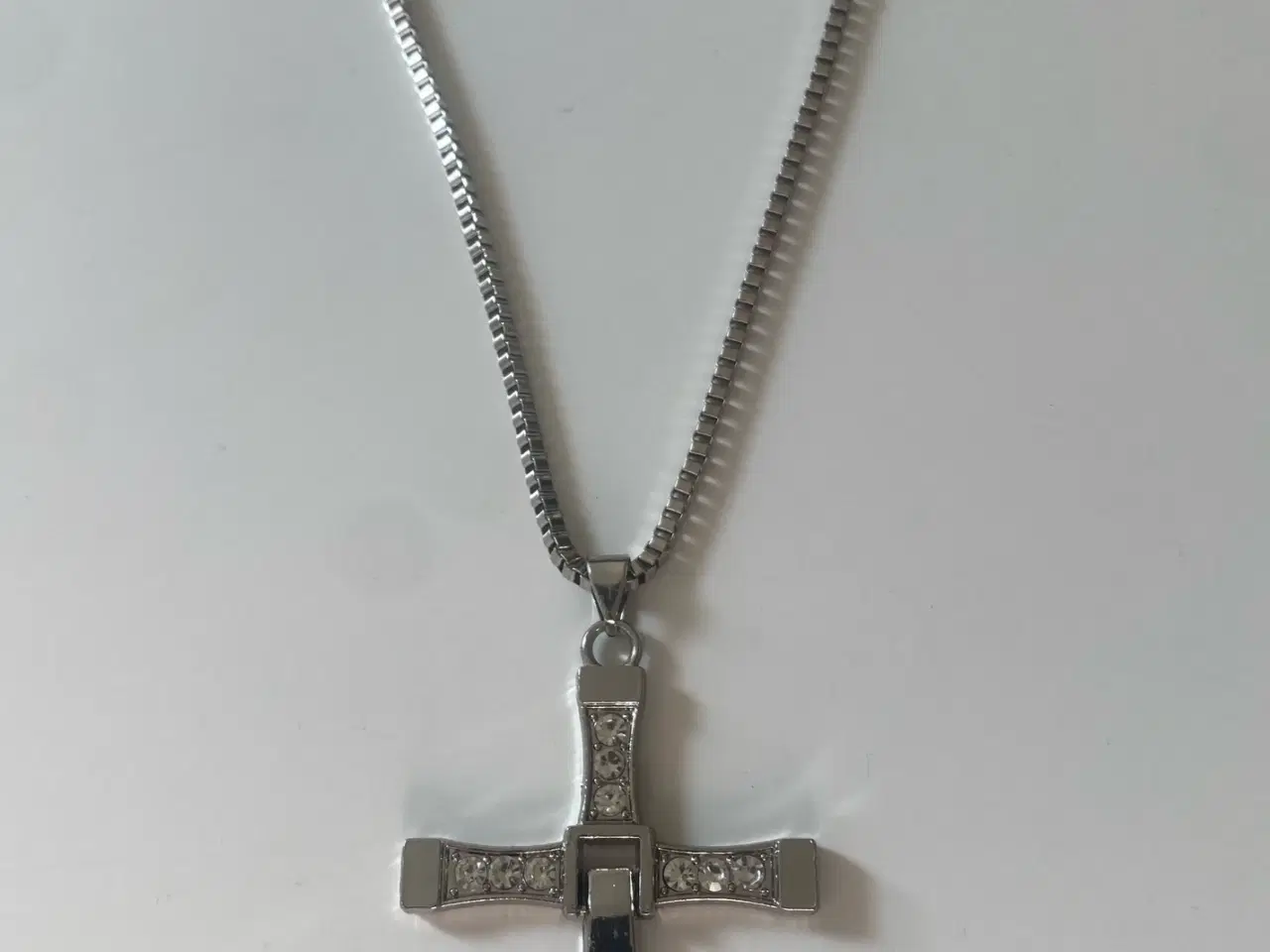 Billede 1 - * Smuk halskæde med kors med smukke små sten - i T