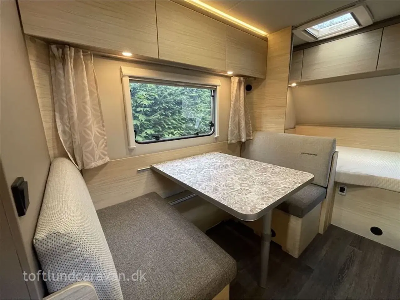 Billede 5 - 2024 - Weinsberg CaraCito 470 QDK E-power   Fremtræder som NY, LAV VÆGT KUN 955 KG, 6 SOVEPLADSER m/ FULDAUT. MOVER + KLIMA + udstyr.