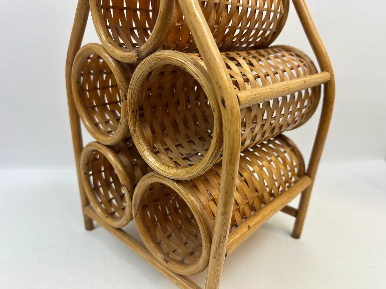 Billede 2 - Retro vinreol / flaskeholder i bambus og flet