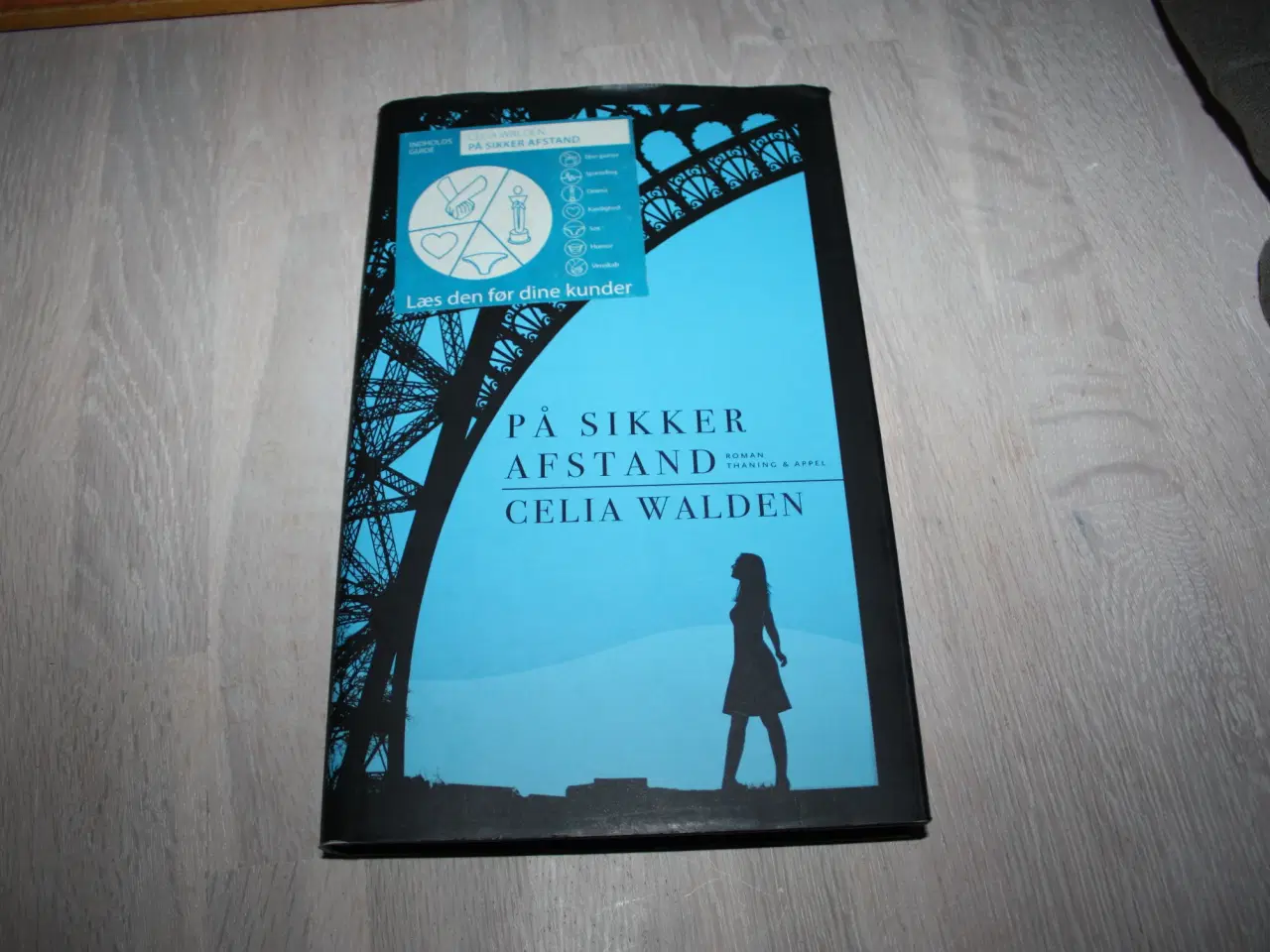 Billede 3 - På sikker afstand af Celia Walden
