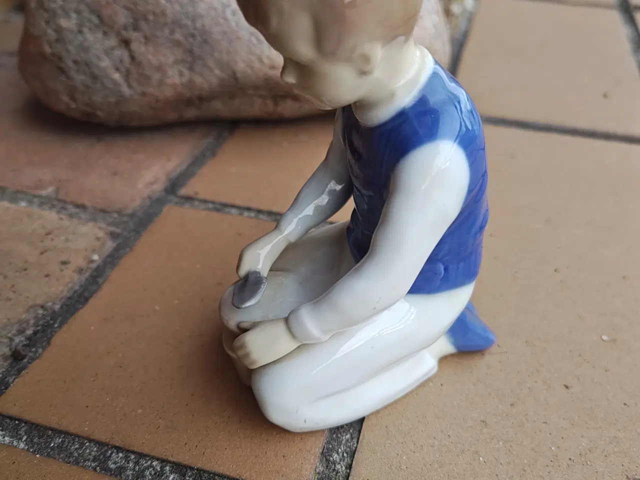 Billede 3 - Porcelæns Figur af lille dreng der leger med sand