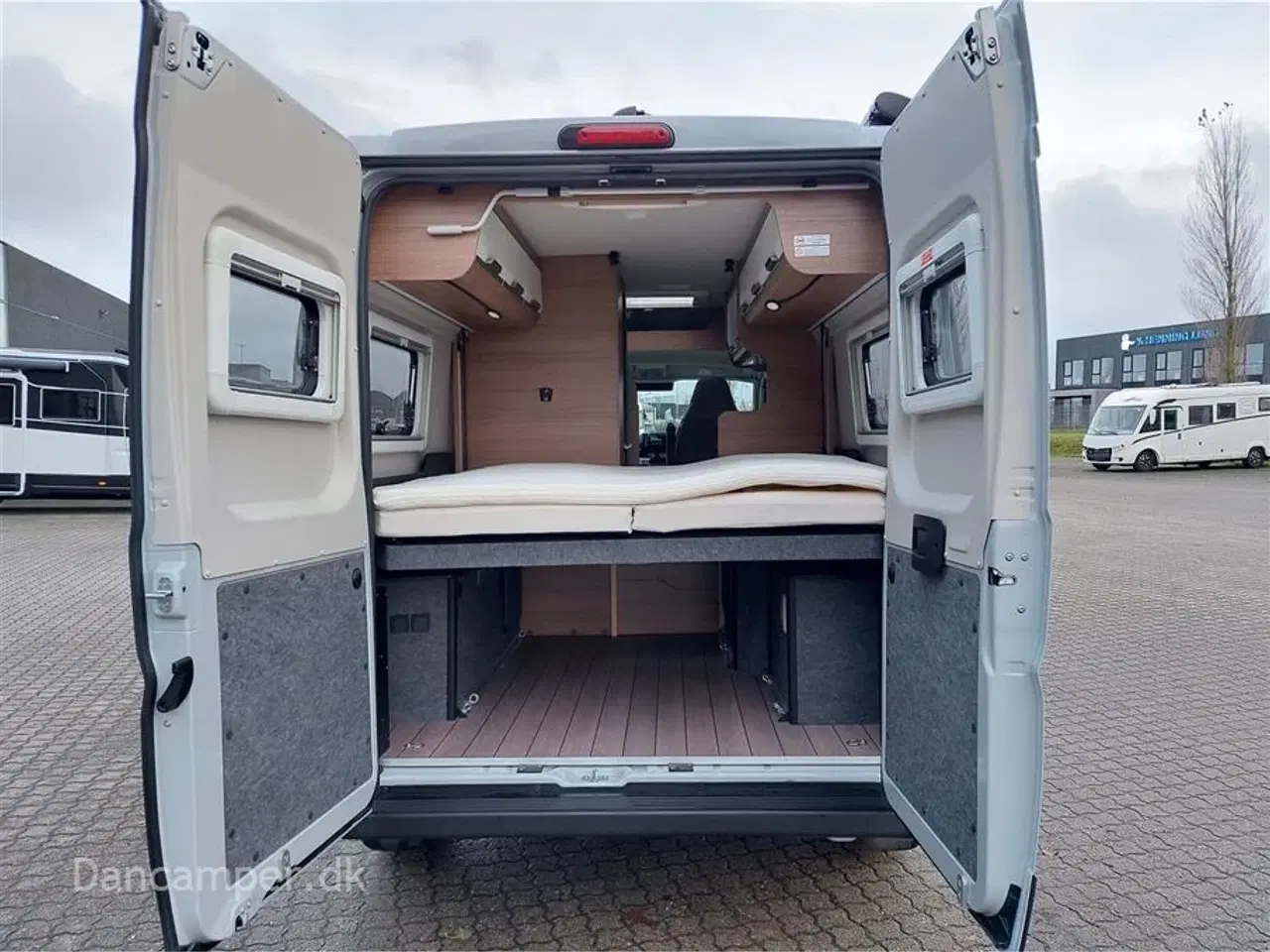 Billede 5 - 2024 - Knaus Boxlife 600 ME Platinum Selection 140 Hk 8 trins aut.gear, adoptiv fartpilot, under 6 meter, man ligger på langs i den store hæve/sænkbar seng