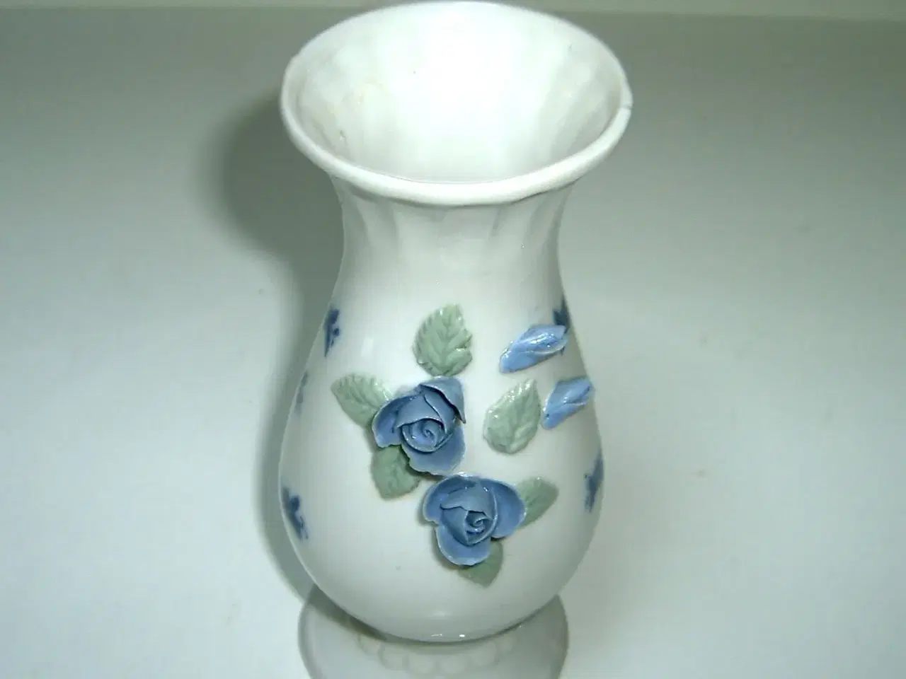 Billede 1 - Gl. Vase med blå blomster på, Nedsat