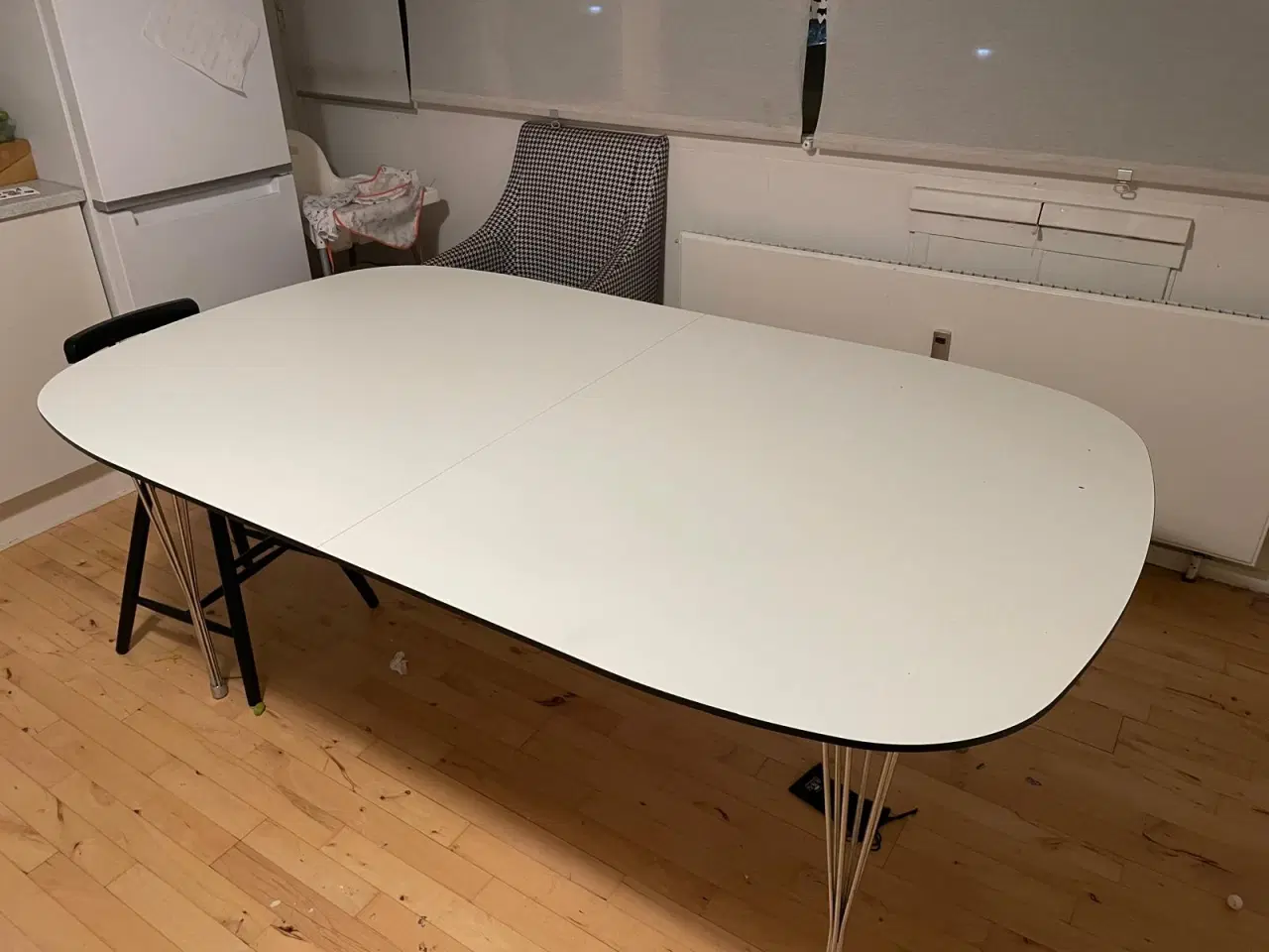 Billede 1 - Hvidt spisebord med sort kant fra Ilva