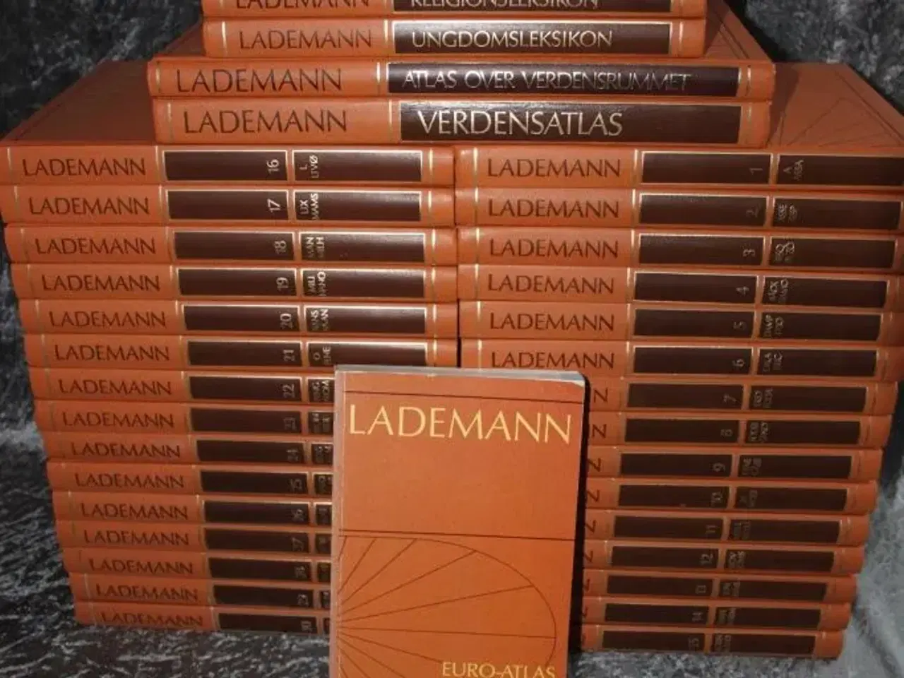 Billede 1 - Lademann Leksikon 30 bind