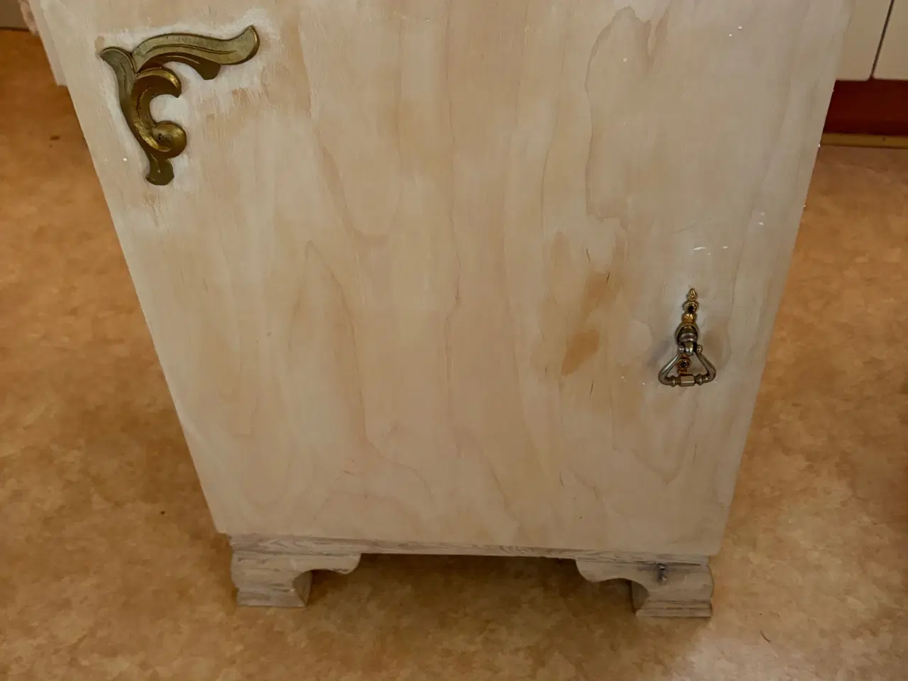 Billede 2 - Træskabe med låge og hylde lys træ