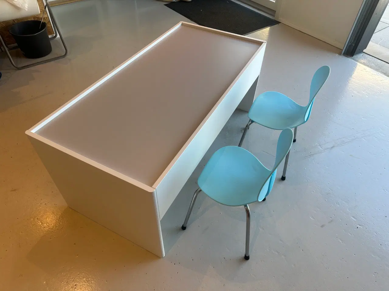 Billede 1 - Aktivitetsbord med opbevaring, hvid/grå