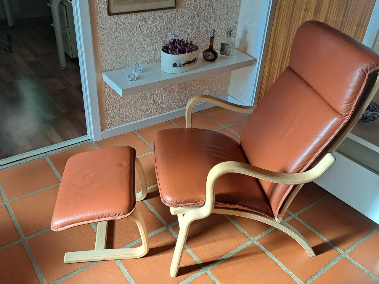 Billede 1 -  Lænestol med fodskammel i cognacfarvet læder