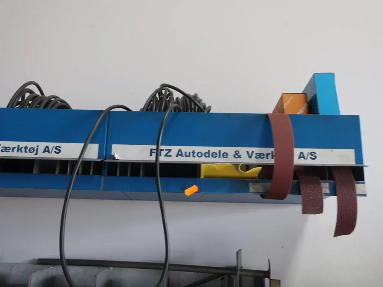 Billede 2 - Sortimentsreol med indhold