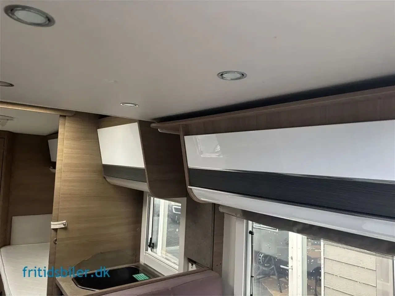 Billede 10 - 2015 - Elnagh T-Loft 531   Elnagh med 2 store langsgående senge og bad og wc bag i bilen og 5 selepladser