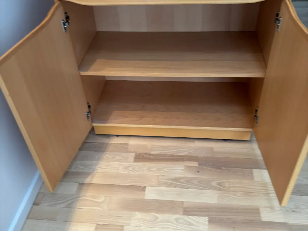 Billede 2 - Skovby Vitrineskab med 2 låger og skuffe