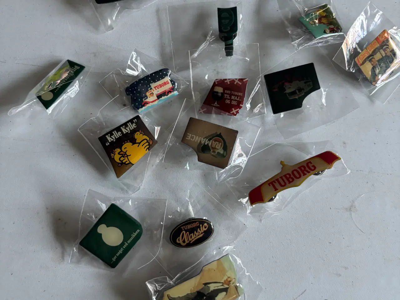 Billede 2 - Komplet sæt Tuborg pins som samlet er en øl flaske